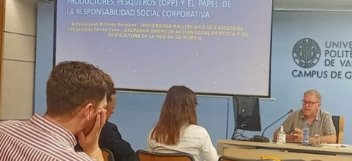 El profesor Briones analiza la sostenibilidad y la responsabilidad social corporativa a los productores de pescado